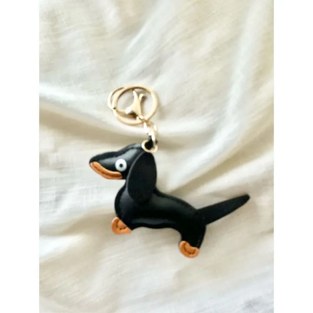 Black and tan faux leather dachshund keychain ￼